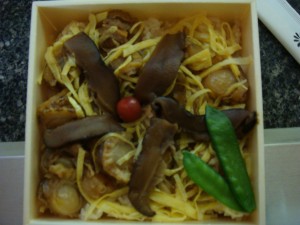 北海道鐵路的小小幸福，"帆立弁當"。鋪上滿滿的牡蠣，口味真棒！840日圓