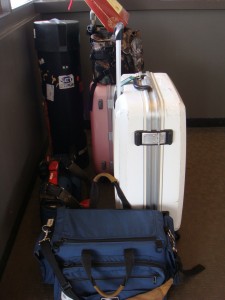 不包含攝影機，總重超過52公斤的行李，每天跟我們跑行程