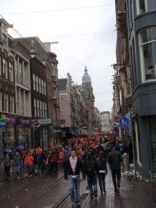 這是荷蘭的國慶，女王節。每年這一天，荷蘭就會染成橘的