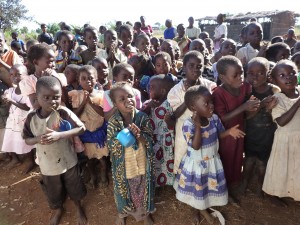 馬拉威農村裡的孩子等著領餐