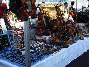 巴塞隆納海港邊，國際郵輪旺季，攤販當然不放過商機，連佛像都可以賣，哥倫布看到可能也瘋狂。