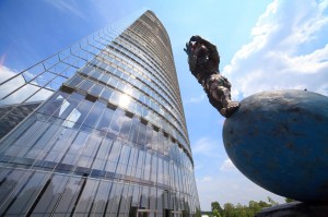 位於舊首都波昂，德國郵政DHL總部，採用最新綠建築"雙層玻璃"概念，是設計師Helmut Jahn力作，是棟摩天玻璃屋，每塊玻璃上噸重。