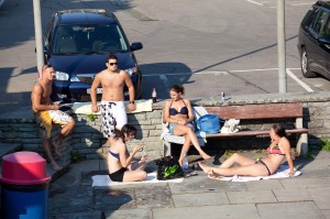 氣候變遷歐洲變超熱，蘇黎世市區內，利馬河畔正妹猛男日光浴，隨時有人跳河解暑。