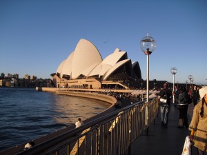 雖然驚傳財務危機 每天前往雪梨歌劇院的遊客 還是絡繹不絕