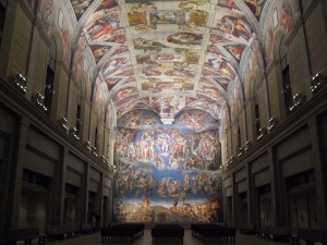 大塚國際美術館大廳天花板上，米開朗基羅「天頂畫」氣勢雄偉。
