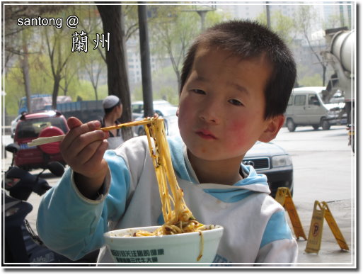 小孩吃拉麵